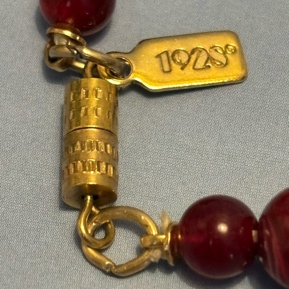 1928 Collection Gold Tone Marbled Burgundy & Black Beaded Locket Necklace 25” - Picture 5 of 14